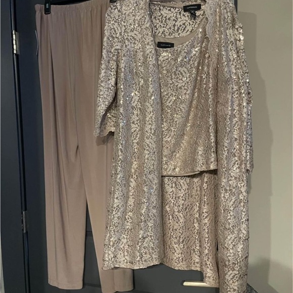 Get ready for the holidays, “NEW”R&M Richards Womens Sequined Lace Pant Suit - Picture 3 of 7